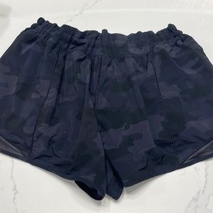 lululemon hotty hot black camo 3’’ shorts